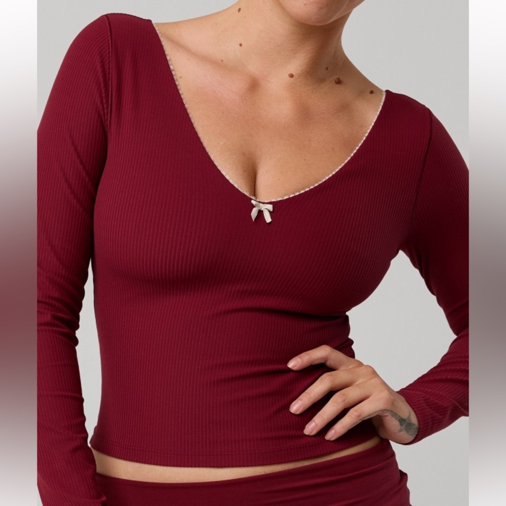 NWT Aerie Real Me XTRA Rib Open V-Neck T-Shirt in Deep Cherry Sz XS.